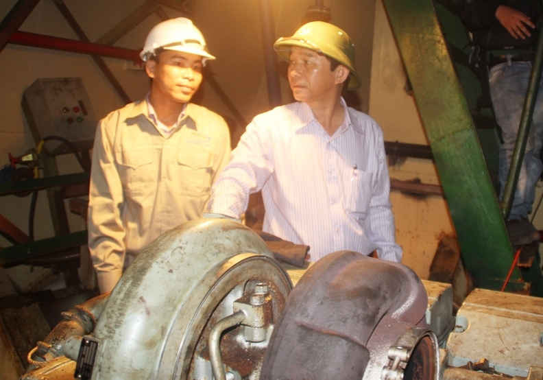 Phó Chủ tịch UBND tỉnh Bình Định Trần Châu kiểm tra quá trình khắc phục sự cố tàu vỏ thép do công ty TNHH MTV Nam Triệu đóng.