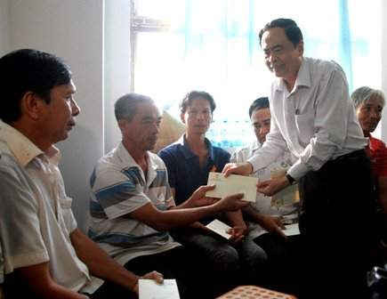 Chủ tịch UBTƯMTTQ Việt Nam, Trần Thanh Mẫn tặng quà cho gia đình chính sách tại  xã Thạnh Xuân, huyện Châu Thành A, tỉnh Hậu Giang.