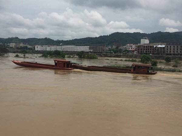 Những chiếc thuyền bị lũ sông Hồng cuốn trôi ngày 21/7 đã được tìm thấy ở thành phố Lào Cai và đưa trở về bến Km O Bản Vược ( huyện Bát Xát) trưa ngày 22/7.
