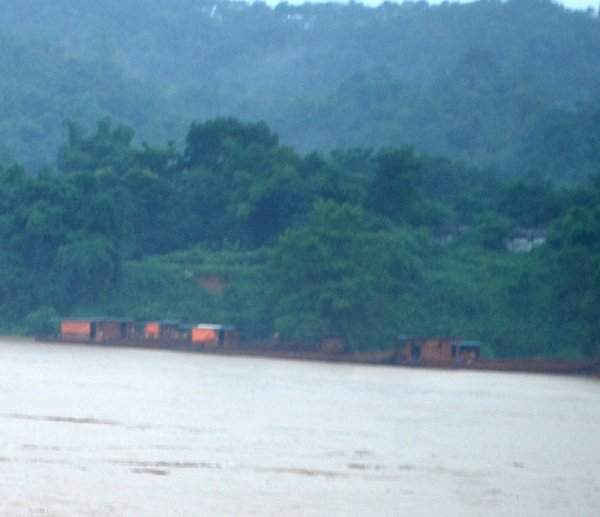 Gần một chục chiếc thuyền bị nước lũ cuốn trôi trên sông Hồng được người dân khu vực Tân Lập, phường Bắc Cường ( thành phố Lào Cai) cứu hộ đưa vào bờ tập kết an toàn chiều tối ngày 21/7.