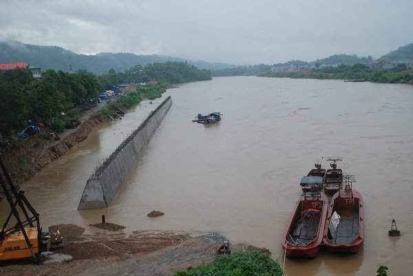 Do biết nước lũ lớn trên sông Hồng sẽ đổ về nên những chiếc thuyền sắt này được chủ nhân ở thành phố Lào Cai  neo đậu cẩn thận vì thế luôn đảm bảo an toàn. 