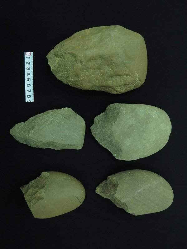 Hiện vật công cụ đá cuội rìa ngang vừa được các nhà khảo cổ phát hiện ven sông Hồng ở huyện Bảo Yên  ( tỉnh Lào  Cai). Ảnh: Bảo tàng tỉnh Lào  Cai 
