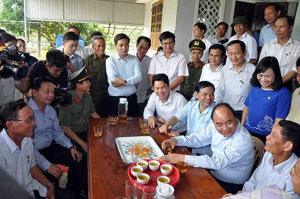 Thủ tướng Nguyễn Xuân Phúc và Đoàn công tác Chính phủ trò chuyện thân mật với người dân Hà Tĩnh 