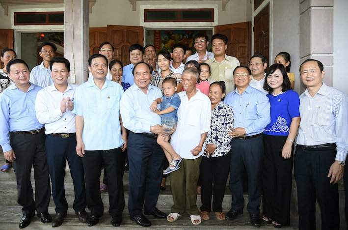 Thủ tướng Nguyễn Xuân Phúc và Đoàn công tác của Chính phủ thăm và tặng quà gia đình ông Văn Ngọc Chung, sinh năm 1946, là thương binh hạng 1/4. 