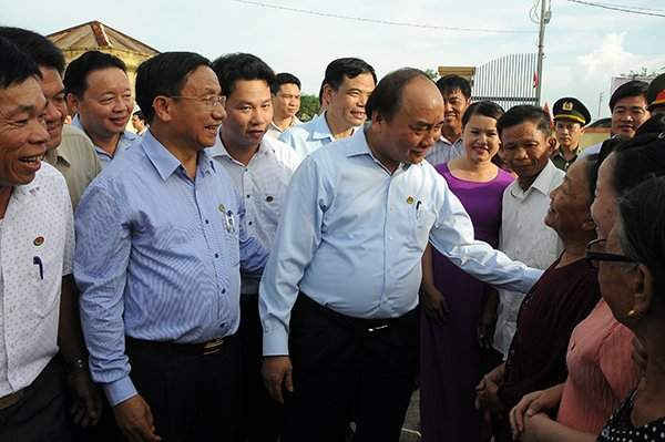 Thủ tướng và Đoàn công tác của Chính phủ trò chuyện thân mật và thăm hỏi, động viện người dân Hà Tĩnh 