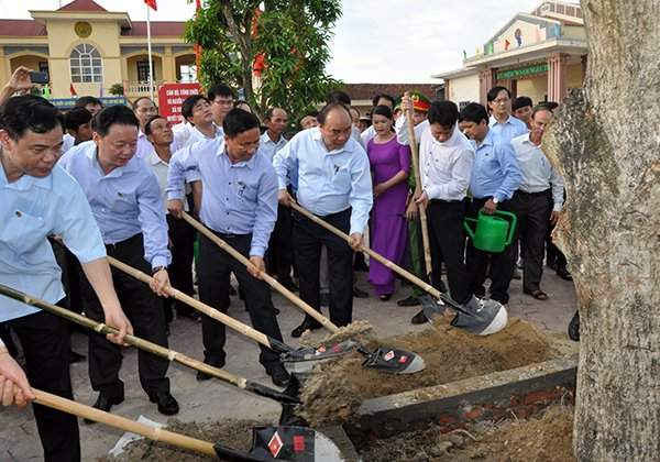 Thủ tướng và Đoàn công tác của Chính phủ trồng cây lưu niệm tại xã nông thôn mới Tượng Sơn 
