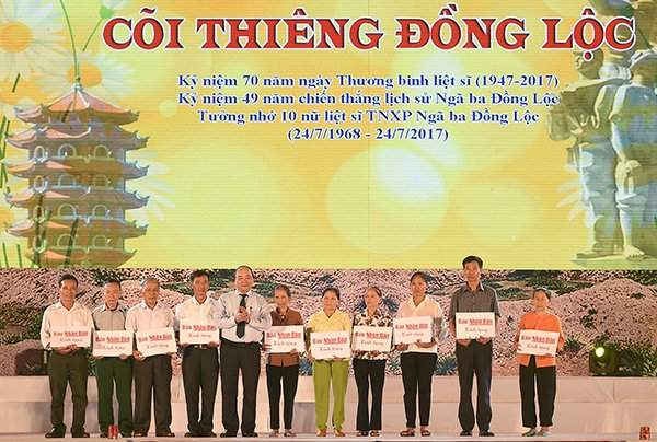 Thủ tướng Nguyễn Xuân Phúc trao 10 sổ tiết kiệm cho gia đình 10 cô thanh niên xung phong đã hy sinh 49 năm trước 