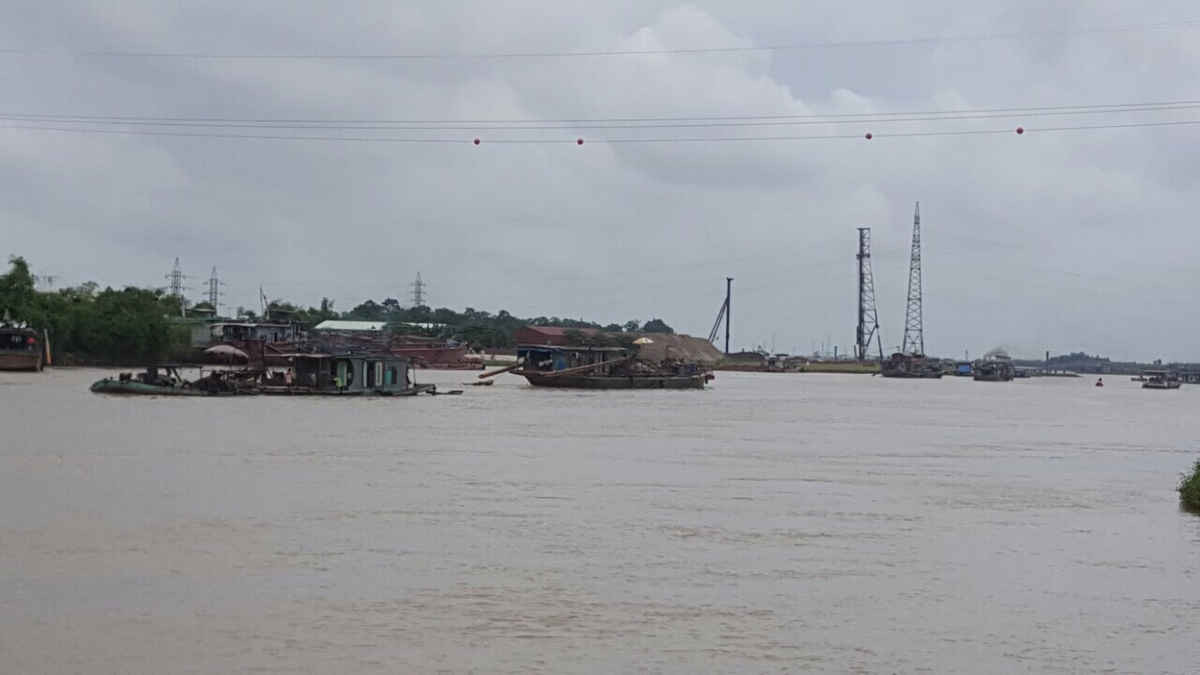 Các tàu đang tập trung hút cát nơi được phê duyệt cảng nội địa Nhà máy Nhiệt điện BOT Hải Dương
