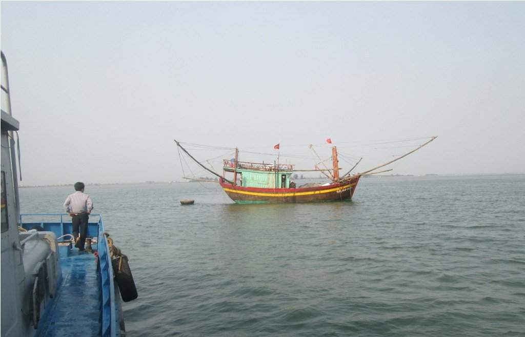 Tàu giã cào ngang nhiên hoạt động ven bờ khiến ngư dân Thừa Thiên Huế bức xúc