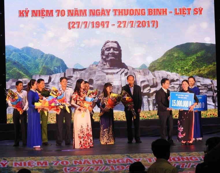 Bà Tôn Thị Ngọc Hạnh - Phó Chủ tịch tỉnh Đắk Nông và Giám đốc sở LĐ – TB – XH tiếp nhận ủng hộ quỹ đền ơn đáp nghĩa.