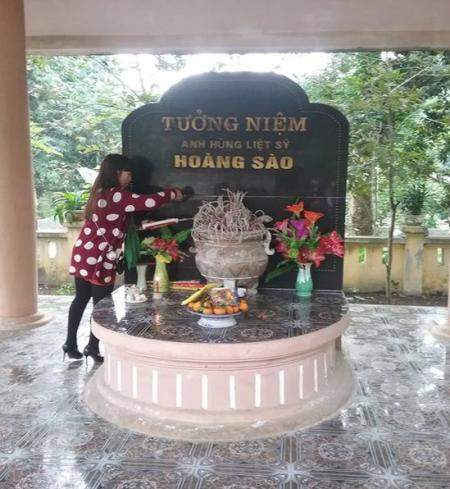 Tuổi trẻ các dân tộc Lào Cai thắp hương tưởng nhớ liệt sỹ -Anh hùng Hoàng Sào ở khu Bia ghi công liệt sỹ - Anh hùng Hoàng Sào