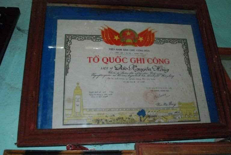 Bằng Tổ quốc ghi công liệt sỹ Đào Nguyên Hồng do thủ tướng Phạm Văn Đồng ký tăng gia đình ghi rõ hy sinh ngày 30/4/1975.