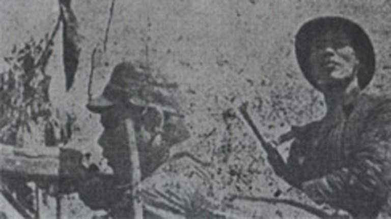 Nhà báo - nhà văn -  liệt sỹ Bùi Nguyên Khiết,phóng viên chiến trường Báo Hoàng Liên Sơn ( người cầm súng đứng phía phải bức ảnh) trên chốt tiền tiêu bảo vệ biên giới Lào Cai  tháng 2/1979. Ảnh tư liệu Báo Lào Cai 