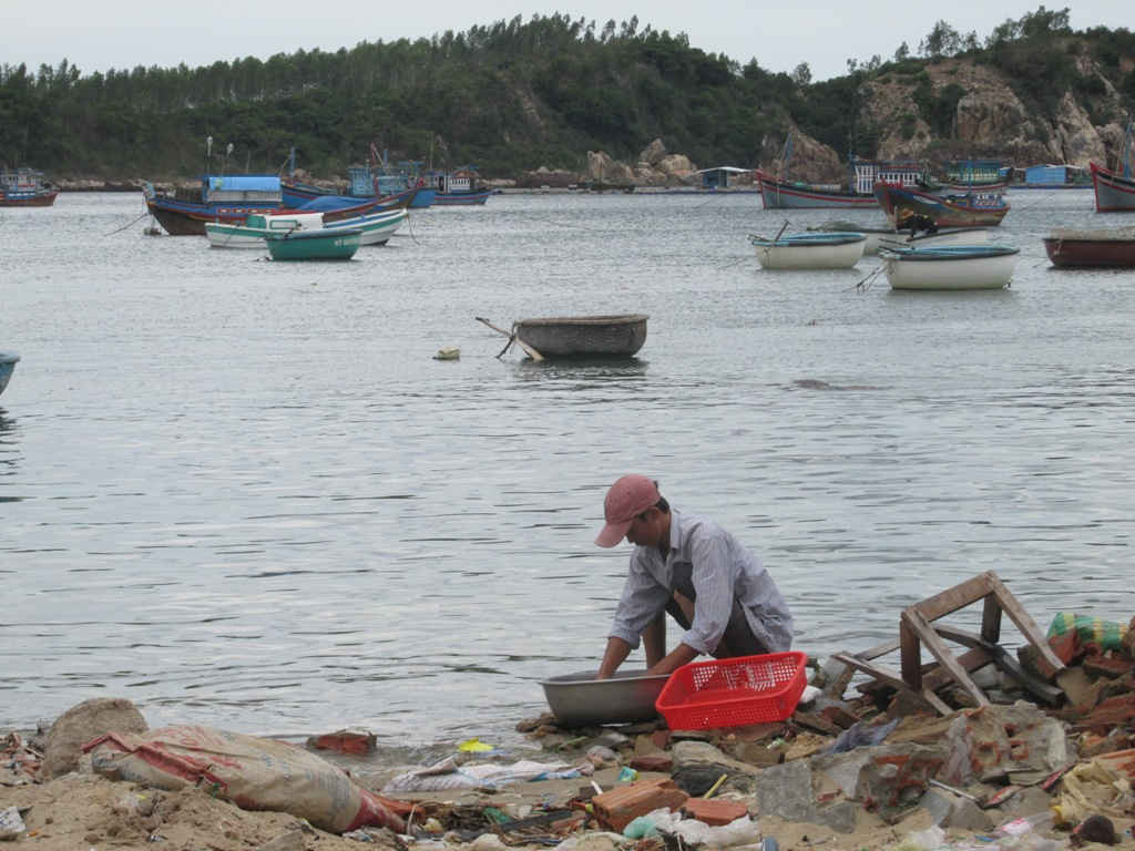 Người dân sống nghế nuôi trồng thủy hải sản trên biển