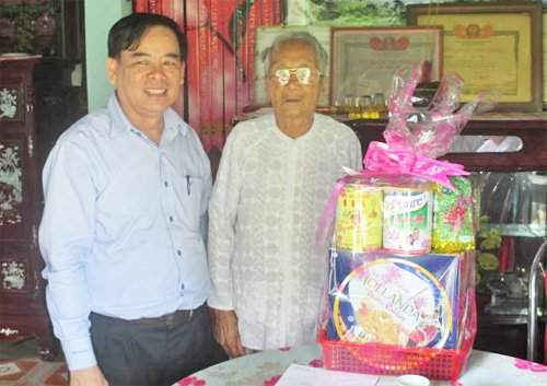 Phó Bí thư Tỉnh ủy Bến Tre Trần Ngọc Tam thăm hỏi, tặng quà Mẹ VNAH Hồ Thị Tiết tại xã Phú Lễ, huyện Ba Tri.  