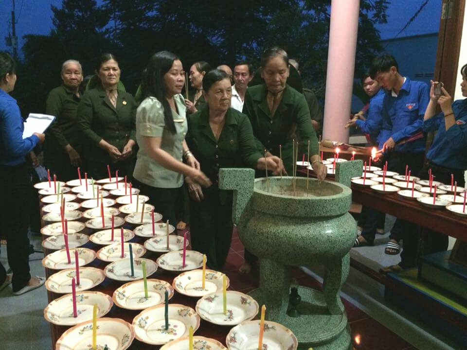 Thắp nến tri ân vong linh Anh hùng liệt sĩ tại xã Bảo Thuận, huyện Ba Tri.