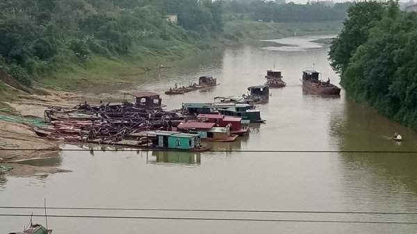 Hàng ngày có hàng chục tàu thuyền bơm cát lên bãi tập kết của Công ty Phạm Đức Minh Anh ngay tại cầu Công