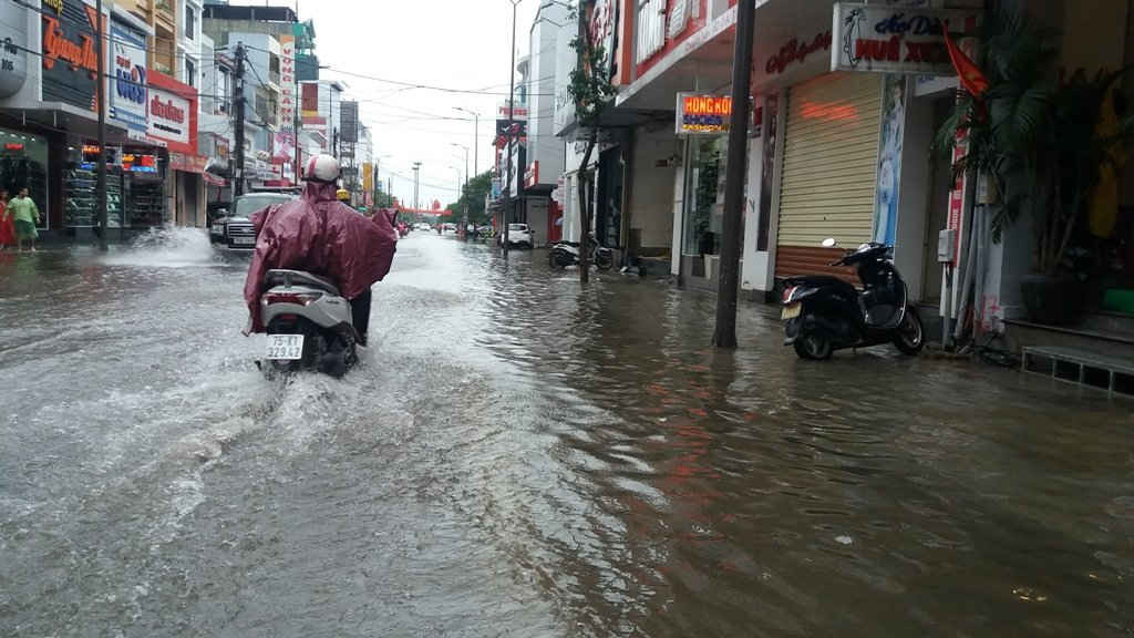 Đường phố Huế ngập trong nước