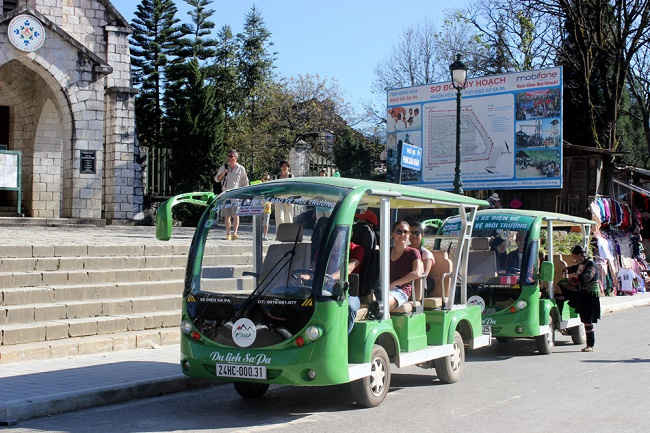 Sử dụng xe điện đưa đón khách thăm quan tại các khu du lịch một hình thức tuyên truyền thiết thực về BVMT ở Lào Cai.