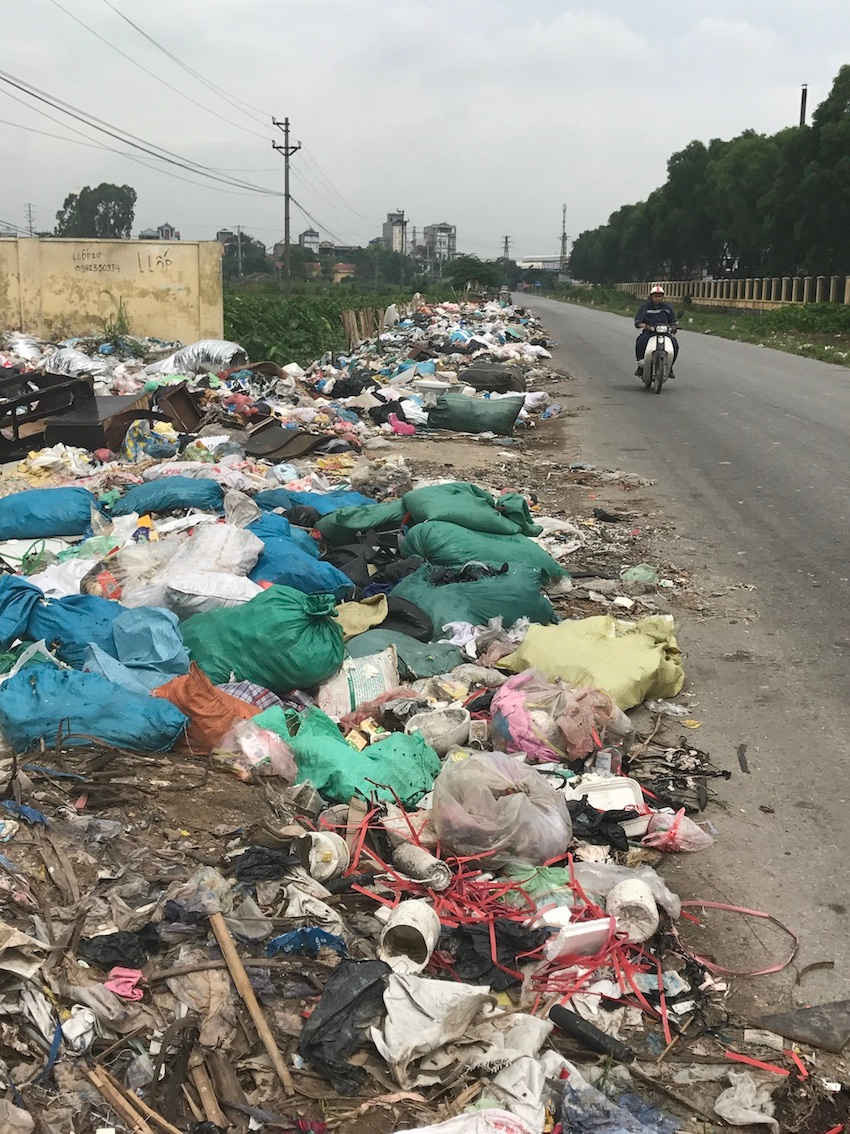 Rác thải đổ tràn lan ven đường bên cạnh bãi rác sinh hoạt của xã Liêu Phương, Liêu Xá (huyện Yên Mỹ)
