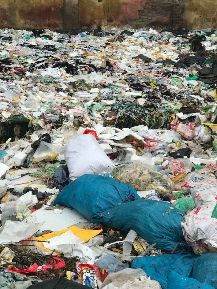 Bãi rác ngập ngụa chủ yếu là rác thải công nghiệp