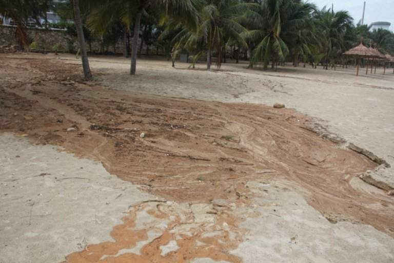 Bãi tắm Tiên Sa loang lổ bùn đất chảy xuống từ dự án sinh thái Biển Tiên Sa. (Ảnh: Đình Thiên)