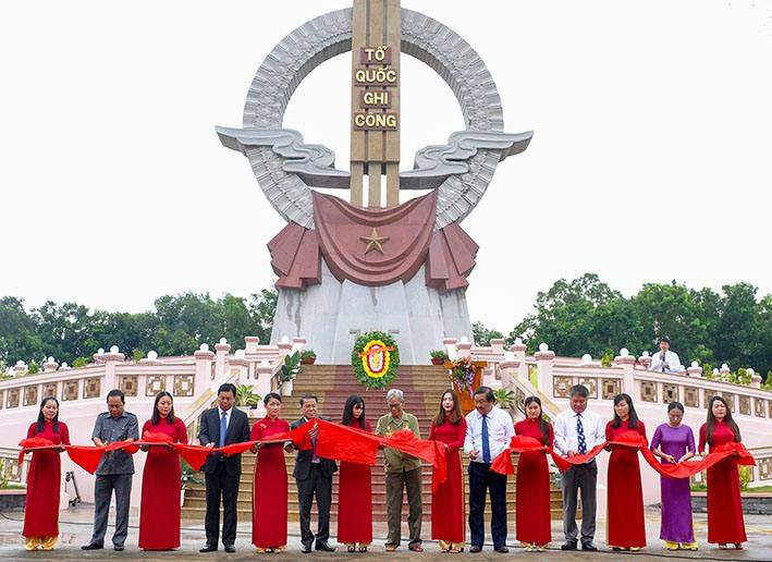 ãnh đạo Tỉnh Ủy , UNND tỉnh cắt băng khánh thành Đài Tưởng niệm các Anh hùng Liệt sĩ tỉnh Cà Mau.