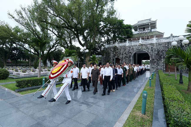 Đại biểu tỉnh Điện Biên đặt vòng hoa dâng hương tại Nghĩa trang Liệt sĩ A1