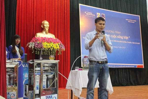Ông Hoàng Văn Tuyên - Trưởng phòng quản lý chất lượng Tập đoàn Tân Á Đại Thành thuyết trình công nghệ lọc nước của Máy lọc nước R.O Tân Á.