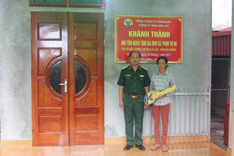 Đại tá Phạm Hải Quảng, Bí thư Đảng ủy, Phó Tổng Giám đốc Tổng Công ty bàn giao nhà tình nghĩa cho người dân