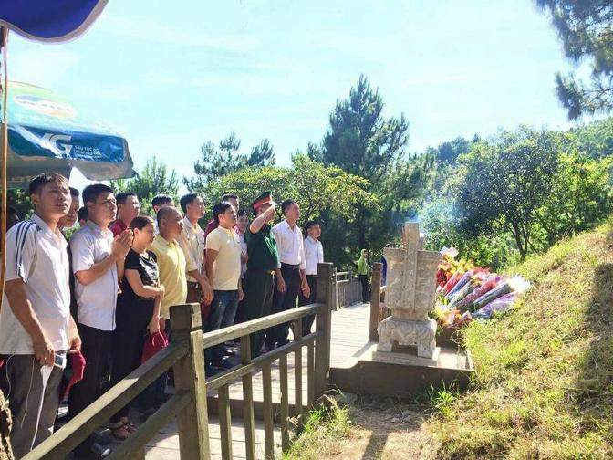 Lãnh đạo và nhân viên công ty thành viên thuộc Tổng Công ty thăm và viếng mộ Đại tướng Võ Nguyên Giáp
