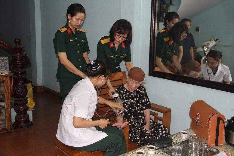 Thăm và khám sức khỏe cho mẹ Việt nam Anh hùng tại Tp. Cẩm Phả