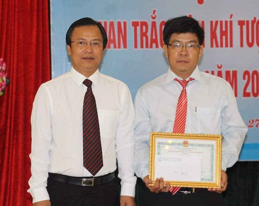 Giám đốc Đài KTTV khu vực Nam bộ - Lê Ngọc Quyền, trao giải Nhất cho QTV Trần Thanh Sơn (Trạm Thủy văn Cần Đăng – Đài KTTV tỉnh Tây Ninh), với kết quả thi ở 3 bộ môn đạt trên 19 điểm.