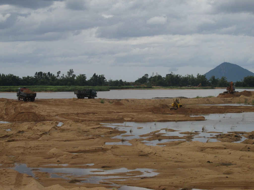 Mỏ cát tại bãi bồi ven sông Ba, khu phố Phước Thịnh, thị trấn Phú Thứ, huyện Tây Hòa