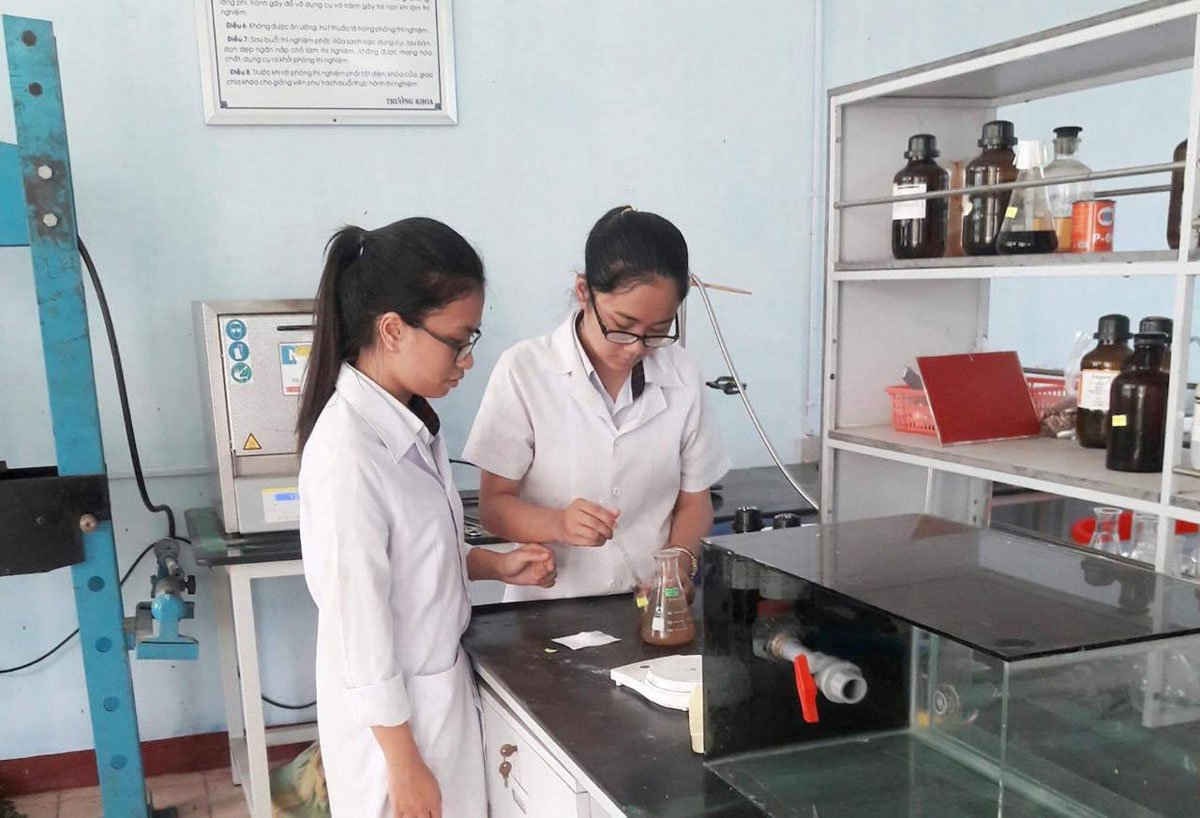 Hai em Khanh và Minh đang nghiên cứu sản phẩm trong phòng thì nghiệm