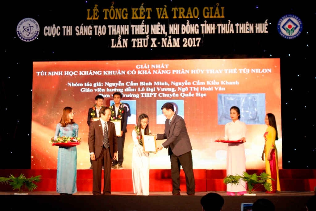 Các em nhận giải trong cuộc thi Sáng tạo Thanh thiếu niên, nhi đồng tỉnh Thừa Thiên Huế năm 2017