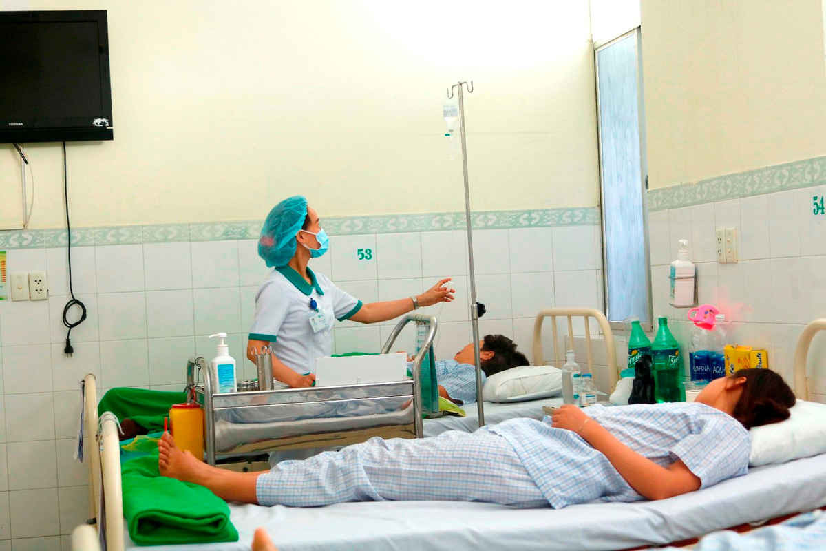 Du khách Lào bị ngộ độc thực phẩm đang được điều trị tại bệnh viện
