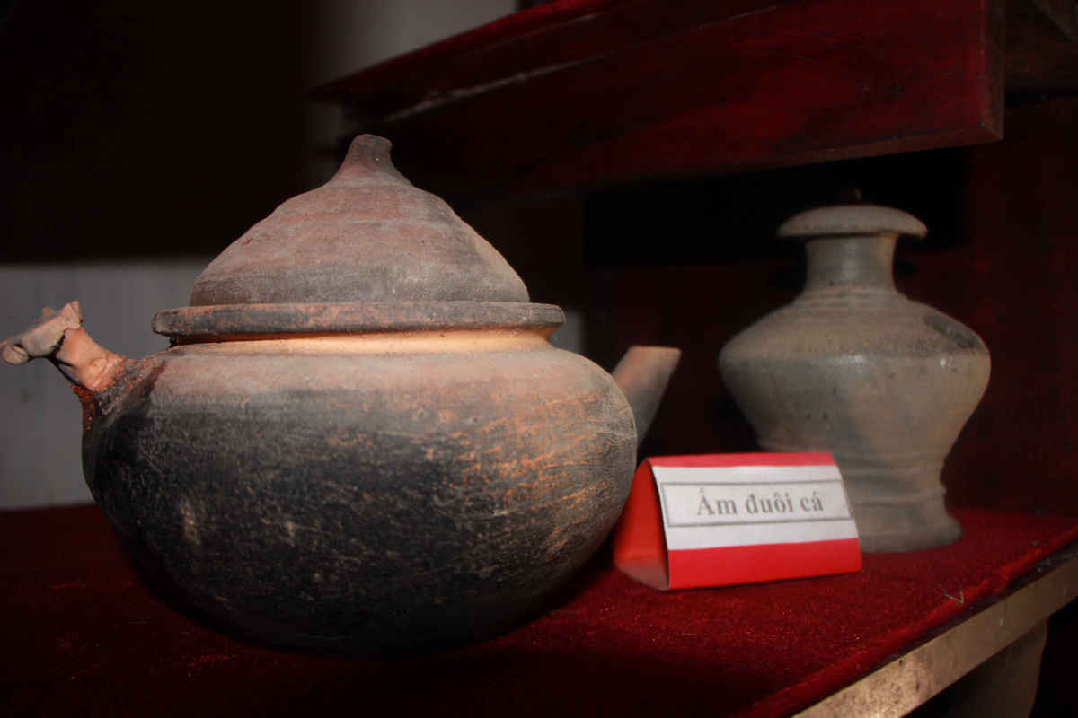 Những vật dụng bằng gốm có niên đại hàng trăm năm được ông Diễn cất giữ cẩn thận