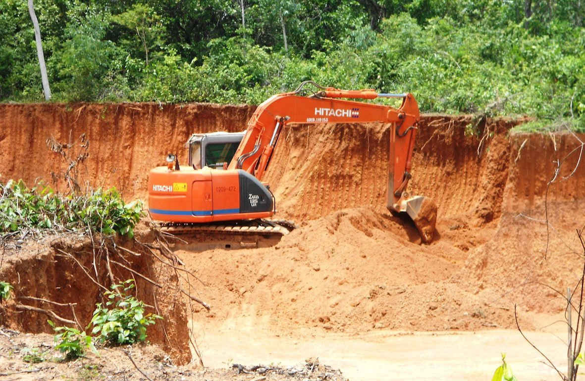 Xe đào công nhiên đục khoét, đào đất đưa lên xe ben chở đi tiêu thụ.