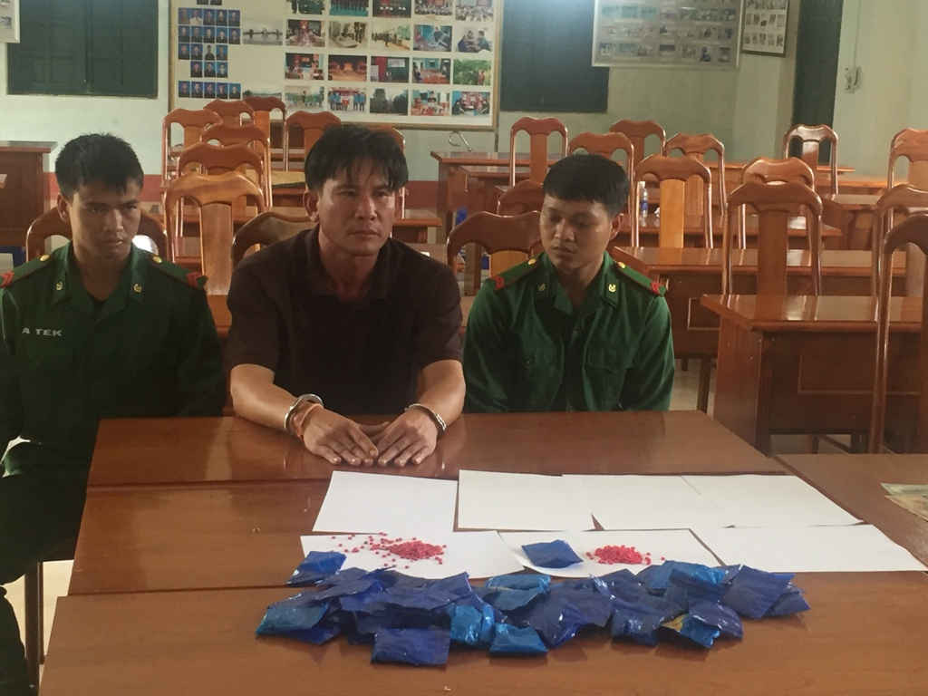 Đối tượng Thao Ếp (quốc tịch Lào) bị lực lượng chức năng của Bộ đội Biên phòng Kon Tum bắt giữ vì vận chuyển 10.020 viên ma túy tổng hợp