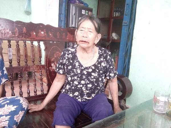 Bà Nguyễn Thị Tuy (82 tuổi) bức xúc trước tình trạng ô nhiễm tại địa phương.