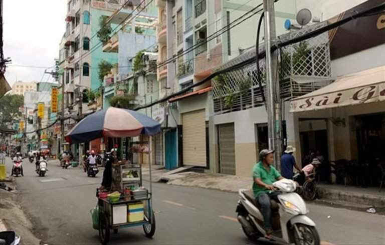 Giá đất mới điều chỉnh ở đường Hòa Hảo (phường 5, quận 10) khiến người dân nơi đây bất bình Ảnh: LÊ PHONG