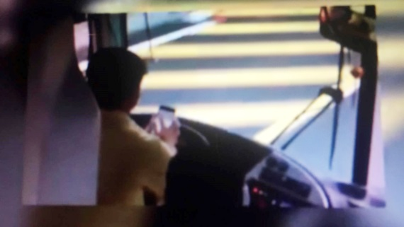 Hình ảnh tài xế sử dụng điện thoại khi đang lái xe.