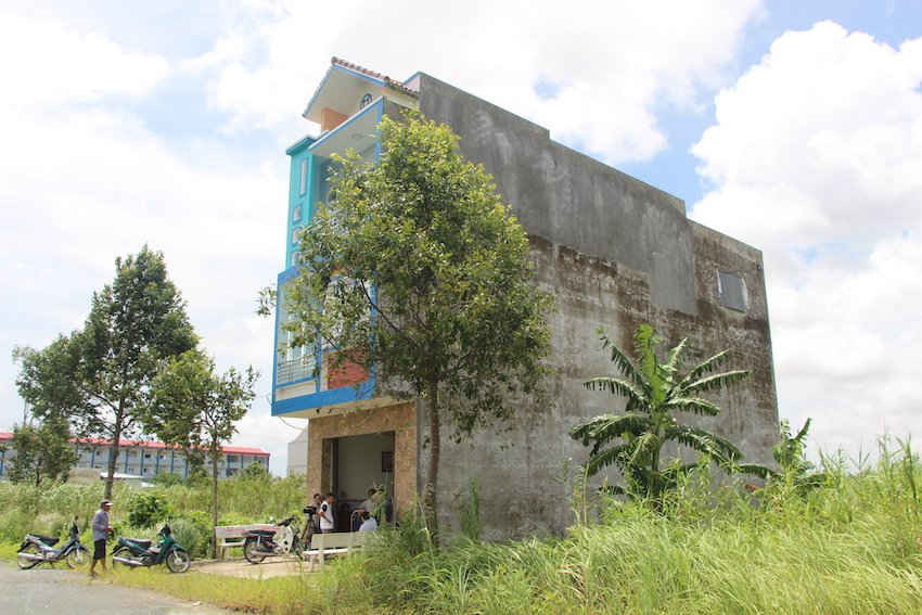 Căn nhà 1 trệt 2 lầu của ông Huỳnh Đức Độ mới xây dựng có biên bản bàn giao đất, hồ sơ xin phép xây dựng năm 2014, đã bị kê biên để thu hồi khoản nợ mà Cty Thiên Lộc thế chấp giấy CNQSD đất vay của ngân hàng Đông Nam Á từ năm 2011.