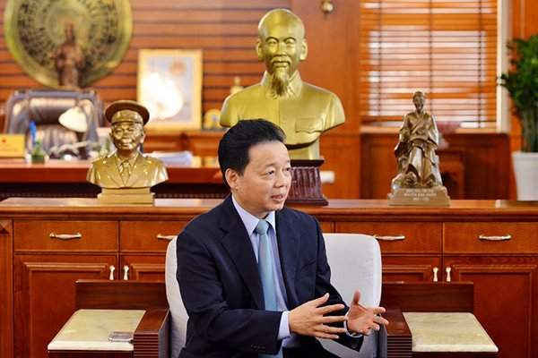 Bộ trưởng Trần Hồng Hà trả lời phỏng vấn Báo Tài nguyên và Môi trường. Ảnh: Hoàng Minh