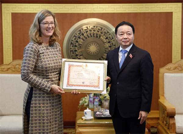Bộ trưởng Trần Hồng Hà tiếp và trao Kỷ niệm chương Vì sự nghiệp Tài nguyên và Môi trường cho bà Louise Chamberlain, Giám đốc UNDP Việt Nam. Ảnh: Khương Trung