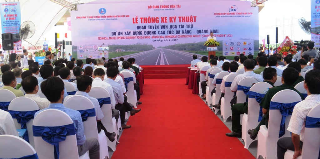 Sau 4 năm thi công đoạn tuyến đường cao tốc dài 65 km Đà Nẵng - Quảng Ngãi đã chính thức thông xe kỹ thuật và đưa vào khai thác tạm