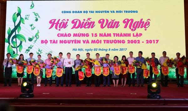Bộ trưởng Trần Hồng Hà và Chủ tịch Công đoàn Bộ TN&MT Vũ Minh Sơn tặng cờ các đơn vị tham gia Hội diễn