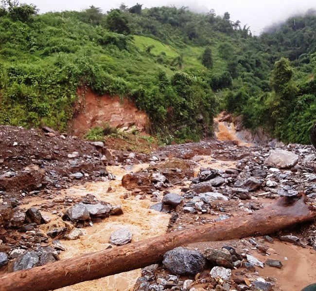 Đất đá gây sạt lở tại xã Nạm Khao, huyện Mường Tè.