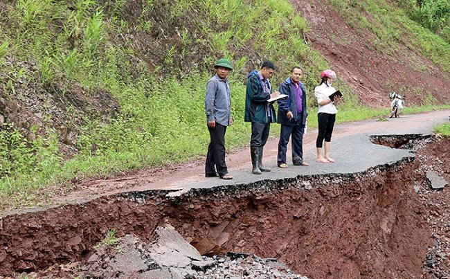 Điểm sạt lở trên tuyến đường liên huyện Nậm Pồ - Mường Nhé